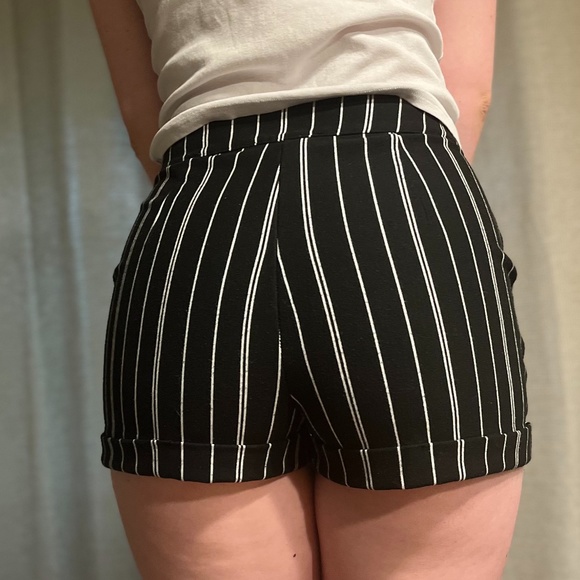 Size Medium Striped Black Forever 21 Shorts - Picture 2 of 4